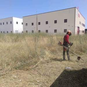 Trabajos de desbroce y acondicionamiento en parcelas de un polígono industrial