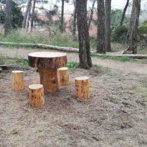Mobiliario rústico de exterior hecho a mano con madera de pino local