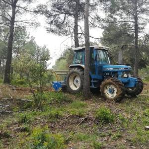 Tractor equipado para arrastre y trabajos pesados